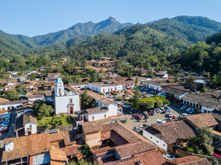 Obraz premium San Sebastian del Oeste, Mexico. Typical Mexican Church and Plaza with Traditional Houses
