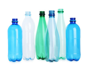 Naklejka premium Many empty plastic bottles isolated on white