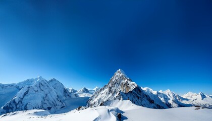 Obraz premium 雪に包まれた山々と青空が織りなす、力強い自然の美しさ 