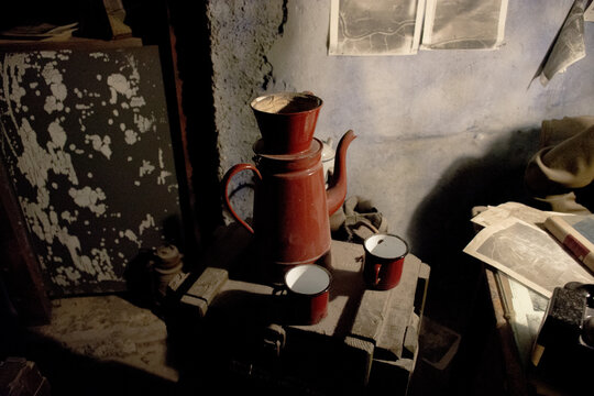 Old metallic kettel and mugs in a museum