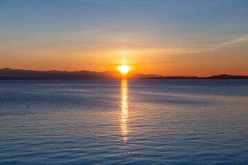 Obraz premium Stunning Sunset Over Victoria's Tranquil Waters on Vancouver Island, Canada
