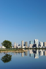 Obraz premium Urban landscape of Osaka City Viewed from Yodogawa Riverside (Tsukamoto)