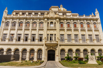 Fototapeta premium The building is old and has a lot of windows