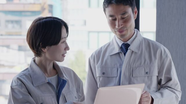 作業着を着た話すビジネスマン