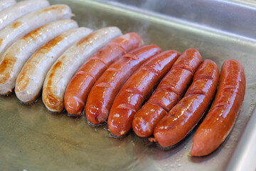 Bratwürste und Rindswürste in der Grillpfanne