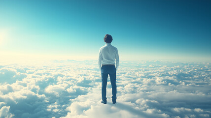 雲海の上で空を見上げる男性