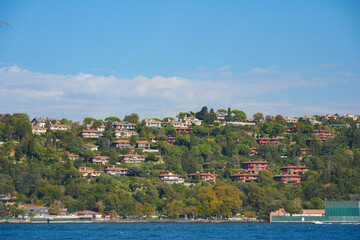 Fototapeta premium Beautiful Scenic Hillside Homes That Overlook Tranquil and Serene Waters