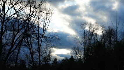 Obraz premium The beautiful sunset sky view with the colorful clouds as background 