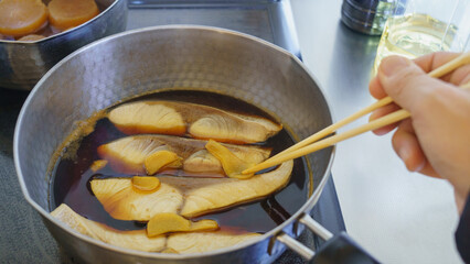 日本の魚料理｜ブリの照焼き