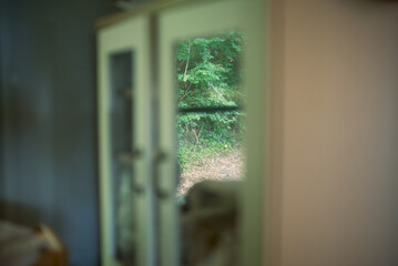 窓に映る森の風景。自然の中の暮らし。