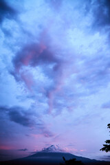絶景。富士山から伸びる龍のような雲