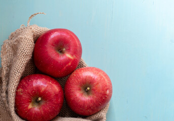 青色背景に美味しそうなリンゴ	