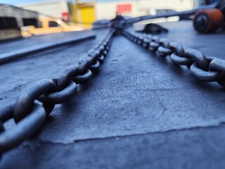 Chains for dragging, pulling or lifting heavy objects.