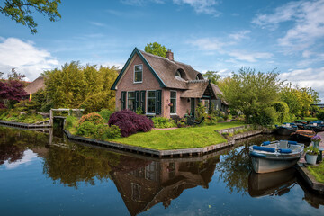 Obraz premium Thatched roof homes by the canals in the famous Giethoorn village in the Netherlands.