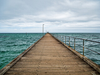 Obraz premium Symmetrical View Up Pier Gloomy Day