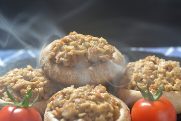 湯気の立ち昇る椎茸の肉詰め料理