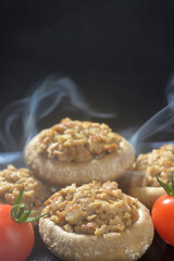 湯気の立ち昇る椎茸の肉詰め料理