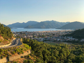 Obraz premium sunrise over the city and sea bay