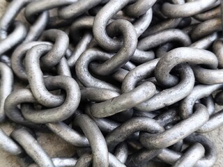 Chains for dragging, pulling or lifting heavy objects.