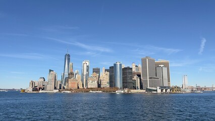 Naklejka premium A cloudy New York City skyline featuring iconic rooftop water towers, historic architecture, and modern high-rises, capturing urban contrast.