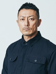 Obraz premium スタイリッシュなジャケットを着た男性がカメラを見つめている