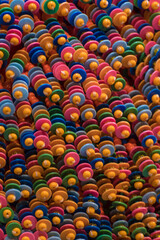 Dettaglio di alcune perline di plastica di tutti k colori legate insieme © Andrea Vismara