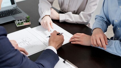 不動産の説明をするビジネスマンの手元