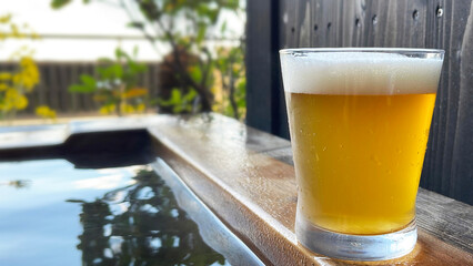 檜の露天風呂に入りながらキンキンに冷えた生ビールを飲む