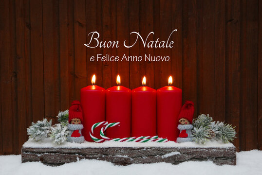 Cartolina di Natale con auguri di Capodanno Buon Natale e felice anno nuovo. Decorazione con candele rosse e decorazioni natalizie sulla neve.