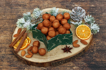 Marzipankartoffeln traditionelles deutsches Weihnachtsgebäck.