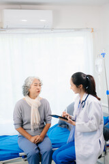 Obraz premium Smiling doctor discussing health with elderly patient. Perfect for medical, healthcare, caregiving,