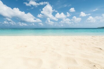 Fototapeta premium 青い海と白い砂浜の美しいビーチ、晴れた空のもとでリラックスする時間