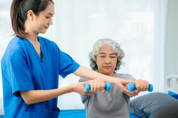 Obraz premium Doctor consulting with patient Back problems Physical on the bed