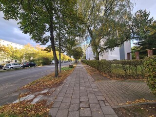 Bürgersteig durch ein Wohngebiet in Berlin Treptow/Köpenick