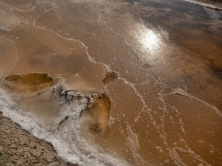 The crust of self-settling salt on the surface of a hypersalted lake looks like thin ice