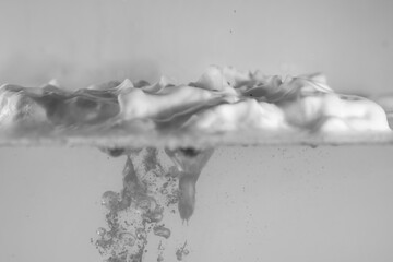 schaum farbe tropfen wasser schwarzweiß