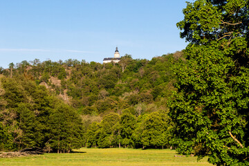 das Selketal Harz Landschaft im frischen grün Blick zur Burg Falkenstein