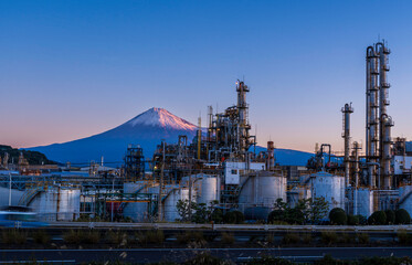 Fototapeta premium 静岡市から夜明けの富士山と化学工場