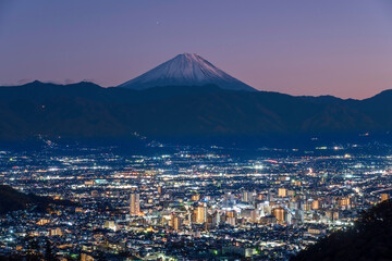 甲府市千代田湖ハイキングコースから甲府市の夜景と富士山