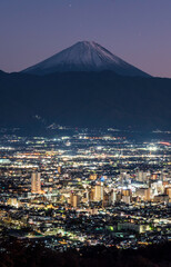 甲府市千代田湖ハイキングコースから甲府市の夜景と富士山
