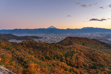 甲府市千代田湖ハイキングコースから甲府市の街並みと夕焼けの富士山