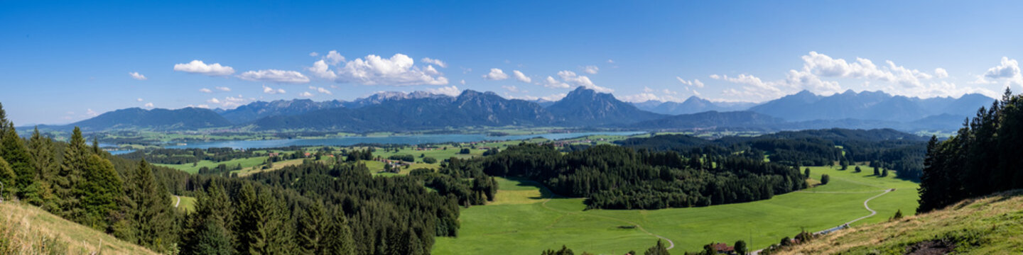 Alpen- Panorama: Ammergebirge mit Forggensee und S&auml;uling bei F&uuml;ssen, Blick vom Zwieselberg bei Rosshaupten