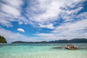 Fototapeta premium The blue sky and the clear green sea are beautiful.