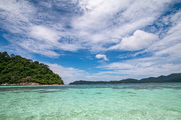 Fototapeta premium The blue sky and the clear green sea are beautiful.