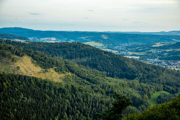 Obraz premium Spätsommerwanderung an einen wunderschönen Abend zum Aussichtspunkt Haderholzstein bei Floh-Seligenthal - Thüringer Wald - Thüringen - Deutschland