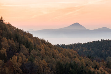 Obraz premium Morning mood over a foggy autumn landcape in the mountains