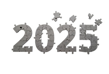 Naklejka premium Partially completed 2025 puzzle with scattered pieces, transparent isolated png