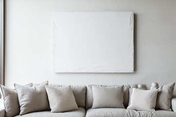Minimalistisches Wohndesign mit großem Kunstwerk und natürlichem Licht

