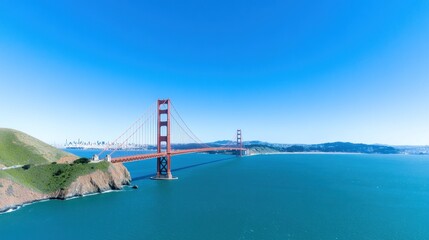 Fototapeta premium A panoramic view of the Golden Gate Bridge against a clear sky.