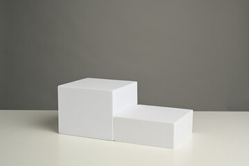 Podios para presentación de productos de color blanco sobre fondo blanco, recurso gráfico